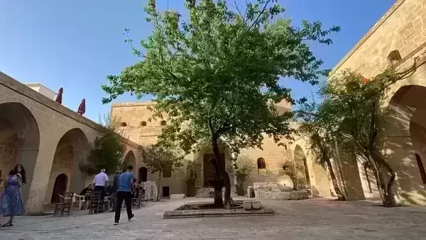 Midyat Gezilecek Yerler: Gelüşke Hanı
